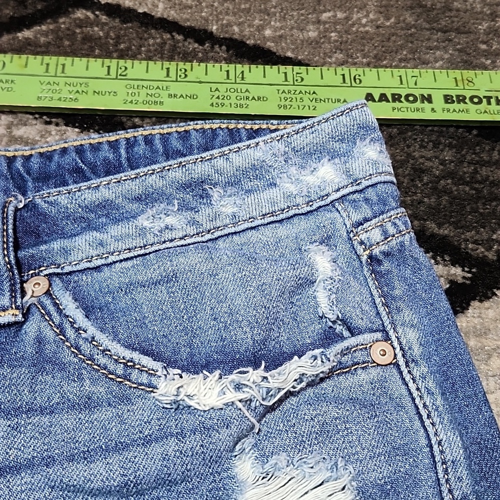 KANCAN LOS ANGELES DISTRESSED RAW-EDGE ZIP-FLY DENIM JEAN SHORTS - Picture 4 of 12